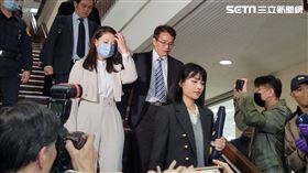 ▲高虹安於庭訊後，再次強調她出庭應訊並不會影響新竹市政。徐千晴(右1)也再次陪同出庭。（圖／記者楊佩琪攝）
