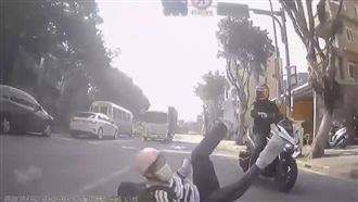 台版真人GTA！他騎一半離開載具慘摔狂翻