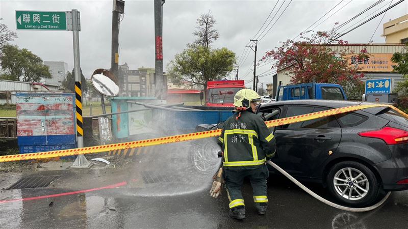 新／車禍撞斷瓦斯管線　瓦斯外洩現場灑水