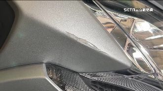 牽車刮傷鄰車！阿伯竟「手沾口水救刮痕」