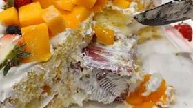 一名男子為了外甥女的生日，特意事先到蛋糕店訂購，怎料生日當天女孩切蛋糕時，卻發現當中竟有一個小紅盒，且裡面竟然放有一枚求婚戒指，群場看到後都愣在原地，不知該如何反應。（圖／翻攝自微博）