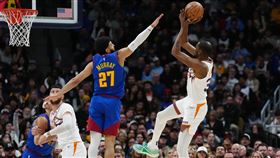 ▲杜蘭特（Kevin Durant）攻下全場最高35分，太陽延長賽擊敗金塊。（圖／路透社／達志影像）