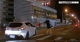 行人過馬路轎車故意加速爆衝　惡劣畫面曝（圖／翻攝畫面）