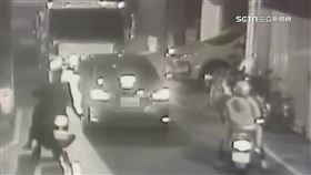夜市旁小巷會車衝突　拖吊車駕駛開廣播器開罵