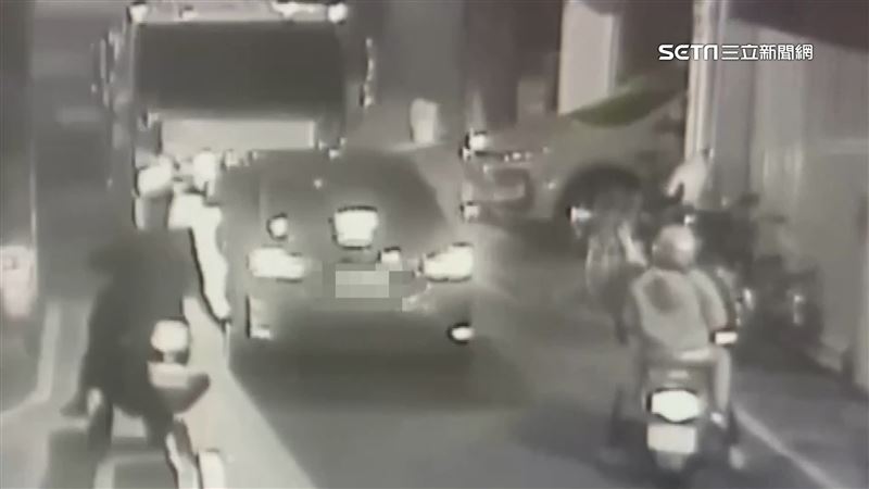 小巷會車衝突　拖吊車駕駛開廣播器開罵