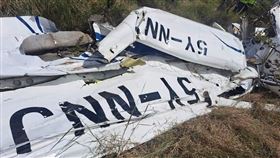 2架飛機驚爆空中相撞！44人客機「0傷亡降落」　教練機墜毀無人生還▲（圖／翻攝自X平台）