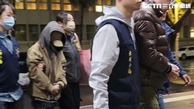 ▲台北市政府劉姓女科員和周姓男友被移送北檢複訊。（圖／記者楊佩琪攝）