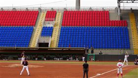 嘉市棒球場規畫種植內野草皮  改善不規則彈跳嘉義市政府教育處6日指出，市立棒球場以現代化專職棒球場持續優化，今年度已編列預算新增球場隱形護網及高空照明，同時參考職棒球團回饋及球迷建議，計畫今年度種植內野草皮，改善內野紅土容易不規則彈跳情況。中央社記者黃國芳攝  113年3月6日