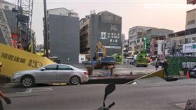 台南市五妃街皇龍建設建築工地驚見天坑。（圖／翻攝畫面）