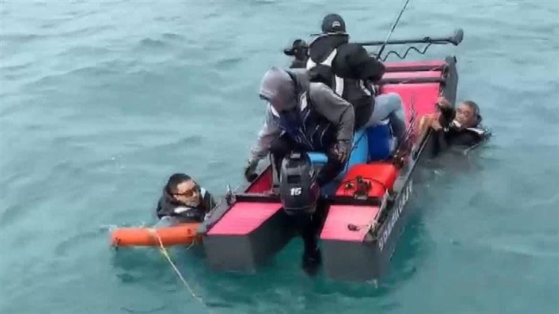 獨／泡棉船忽傾2人落海　漁船路過急救援