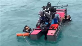 獨／泡棉船忽傾2人落海　漁船路過急救援