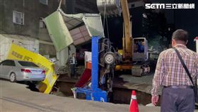 台南市五妃街皇龍建設建築工地驚見天坑。（圖／翻攝畫面）