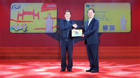 福建省委常委贈「福馬同城通」交通卡給王忠銘中國福建省委常委林寶金（右）2月致贈首張「福馬同城通」交通卡給連江縣長王忠銘（左），歡迎馬祖居民申請使用，持卡到中國福州市將可享各項優惠。（連江縣政府提供）中央社記者高華謙傳真  113年3月6日