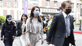 高虹安台北地院出庭（1）台北地方法院審理新竹市長高虹安涉於立委任內詐領助理費案，112年已陸續傳喚高虹安及4名助理。北院6日再開準備程序庭，勘驗筆錄的錄音錄影光碟，預計5月底辯論終結。圖為高虹安（前右2）出庭應訊。中央社記者張新偉攝  113年3月6日