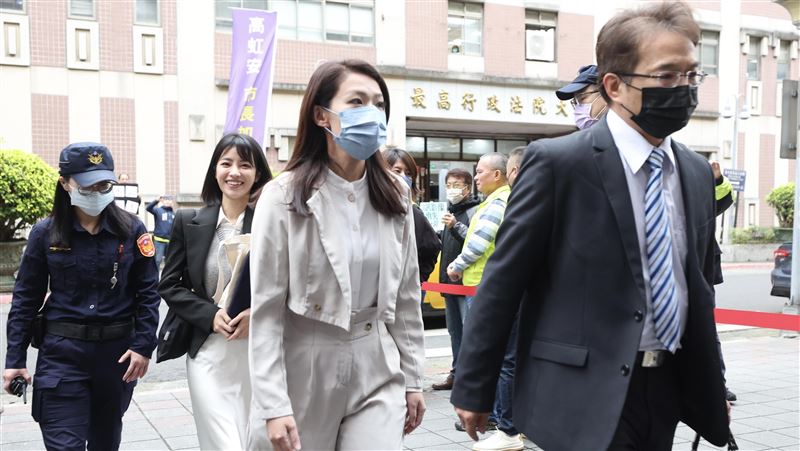 高虹安出庭多名里長聲援　遭疑自導自演