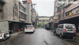 八德分局交通分隊警員趕往事故現場，倒車不慎擦撞路旁轎車。（圖／翻攝畫面）