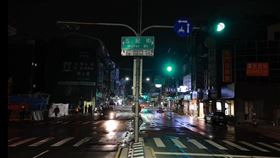 台南天坑，灌漿320方混凝土，西門路凌晨2點通車，五妃街單向通行(圖／翻攝自黃偉哲臉書)