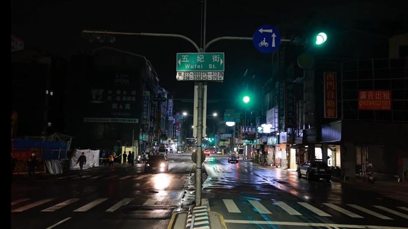 台南天坑連夜灌漿混凝土　西門路恢復通車