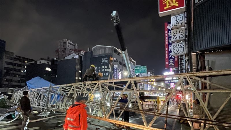 台南路面塌陷吊臂掉砸　周遭民宅仍安全