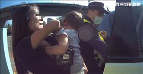 媽開車2歲兒突口吐白沫　警鳴笛開道送醫（圖／翻攝畫面）