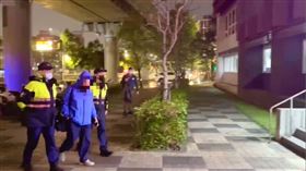 70歲葉姓男子在南港展覽館站朝2名女性旅客潑水。（圖／翻攝畫面）