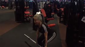 販毒女科員健身片。（圖／翻攝自YouTbe）