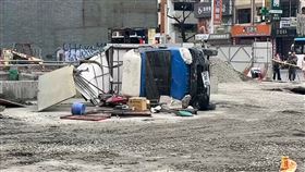 台南市五妃街，西門路，皇龍建設建築工地，驚見天坑，灌漿回填，疑連續壁施工導溝破損，路面塌陷(圖／翻攝畫面)