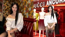 周子瑜襯衫犯規下滑與黑絲襪美腿造型相當搶眼。（圖／翻攝自thinkaboutzu IG）