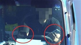 危險駕駛，方向盤，兩手各拿2支手機左右看 國道警搖頭開罰(圖／國道公路警察局提供)