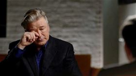 先前亞歷鮑德溫上電視含淚喊冤，稱自己沒有責任。（圖／翻攝自YouTube）