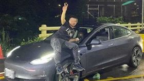 搶特斯拉充電樁拔槍掃射。（圖／CTWANT）