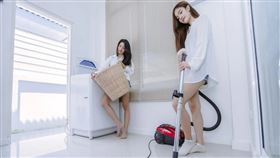 男業務上門推銷吸塵器，宣稱「可按摩」瞬變AV情節！女躺床慘遭猥褻6分鐘。（示意圖／翻攝自翻自stock.adobe.com）