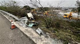 國3北上119公里竹南路段今天（7日）下午1時許發生一起車禍，一輛計程車與小貨車不明原因發生碰撞，2輛車撞破護欄衝下邊坡，警消人員獲報到場後，發現2車受損嚴重，計程車斷成兩截，貨車也嚴重變形，有3名受傷民眾送醫急救，詳細事故原因仍待調查釐清。