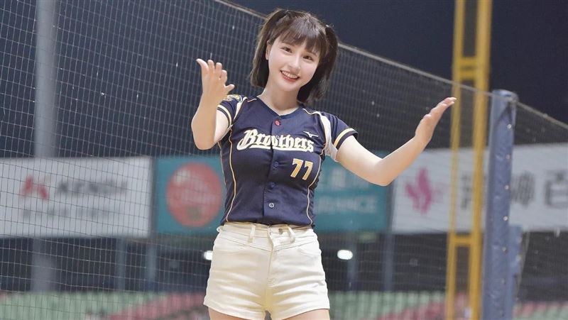 峮峮絕版原味球衣太香　義賣飆破16萬結標