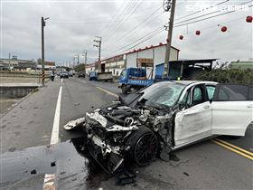 台中賓士男耍帥100公里時速超車 下場慘烈（圖／翻攝畫面）