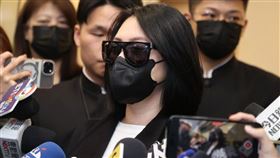 小S與許雅鈞離開許慶祥靈堂（圖／記者邱榮吉攝）