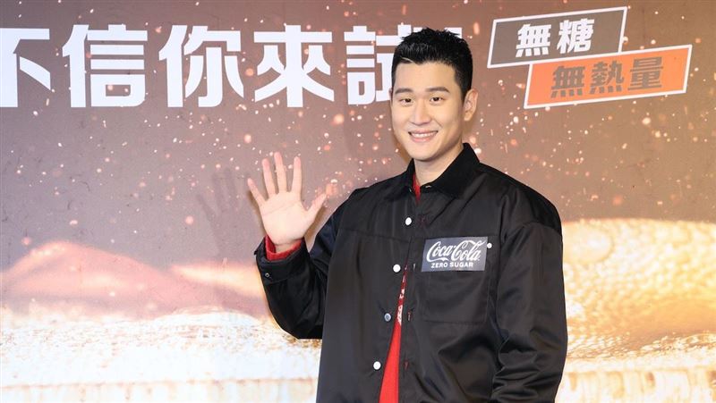 周興哲演出中斷！唱到一半音響突故障「真實反應」台下歌迷跪了