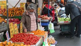 2月民生物資CPI略為下滑（2）主計總處7日表示，2月消費者物價指數（CPI）年增率3.08%，扣除蔬果、能源後的核心CPI年增2.9%，漲幅雙雙擴大；2月重要民生物資CPI則漲3.17%，相較1月略為下滑。圖為民眾在台北濱江市場外挑選水果。中央社記者吳家昇攝  113年3月7日