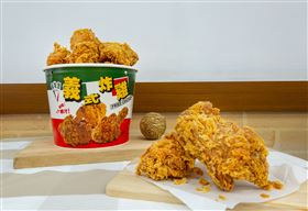 拿坡里推出炸雞、大披薩等不同優惠方案。（圖／品牌業者提供）
