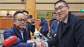 基隆市長議長罷免戰  謝國樑、童子瑋握手破冰基隆東岸廣場爭議不斷，還演變成市長、議長罷免大戰。議長童子瑋（前左）7日在市議會主動伸手與市長謝國樑（右）握手破冰，希望能夠回歸市政討論，好好溝通、平息紛擾。（讀者提供）中央社記者沈如峰基隆傳真  113年3月7日