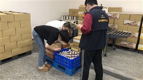 中市食安處持續追查問題辣椒粉流向台中市食安處持續追查含蘇丹紅辣椒粉流向，查出為台塑餐飲美食調理公司代工的富達食品公司有購入問題辣椒粉，其生產的麻辣鍋底醬、沙茶醬等皆全數下架。圖為食安處與富達食品人員盤點產品庫存情形。（食安處提供）中央社記者趙麗妍傳真  113年3月7日
