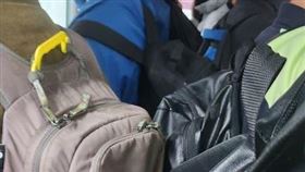 ▲有民眾拍下，在通勤時間的捷運上有不少人將背包後背。（圖／翻攝自爆怨公社臉書）