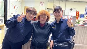 整疊千元大鈔飛了  苗栗員警及時伸援助撿拾苗栗一名婦人（中）在自家小吃店前不慎掉落整疊千元大鈔，近1個月生活費都被風吹走，尖山派出所2名警員當時正好巡邏經過、及時伸援，幫忙撿回大部分款項，讓婦人感激不已。（警方提供）中央社記者管瑞平傳真  113年3月7日