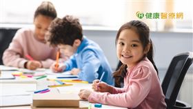 一般女孩性徵發育從胸部開始，最明顯的症狀之一是乳頭和乳暈開始變化，乳房也會逐漸變大。