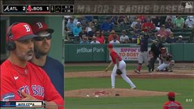 ▲紅襪總教練柯拉（Alex Cora）比賽中受訪，自家投手挨轟。（圖／翻攝自MLB官網）