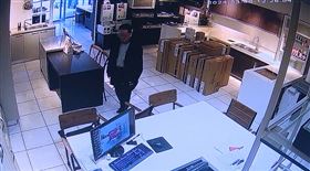 彰化員林，眼鏡男佯裝買電器，30秒偷老闆娘信用卡狂刷iPhone 15（圖／翻攝畫面）