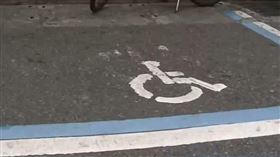 違停西門町身障車位 刺青男持利器毀車身