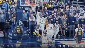 ▲灰狼「狀元」艾德渥斯（Anthony Edwards）搧完再見火鍋頭撞到籃圈。（圖／翻攝自Chaz NBA YT）