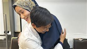 琳子與胡瀞暄醫師大大的擁抱，感謝她手術前後所給予的支持鼓勵。（圖／記者簡浩正攝影）