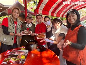 ▲主持人與建國市場攤販合照(圖/寶島神很大)